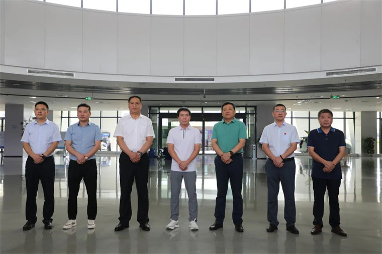 谈球吧陪同舒华体育来滨考察体育产业发展情况